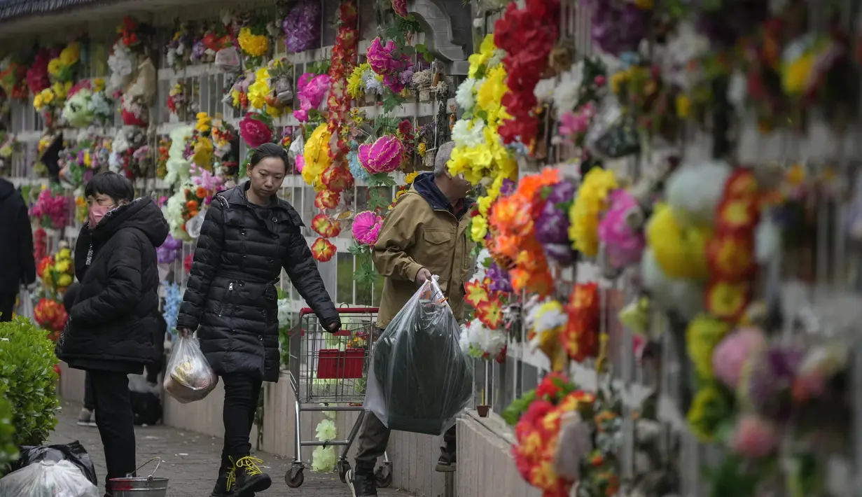 Asal-usul Festival Qingming kembali lebih dari 2500 tahun yang lalu, meskipun perayaannya telah berubah secara signifikan. (AP Photo/Andy Wong)