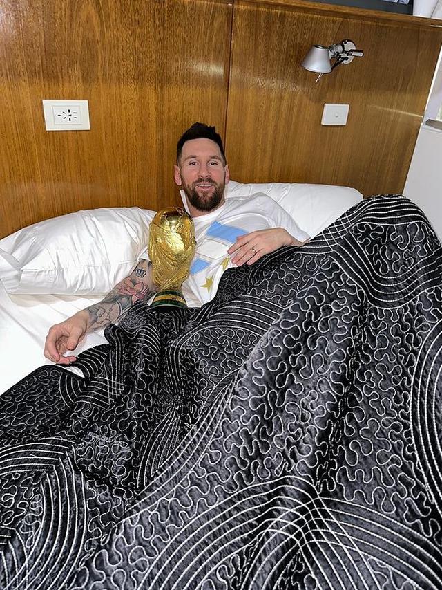 Foto Viral Lionel Messi Tidur Bareng Trofi Piala Dunia, Impian Jadi Nyata