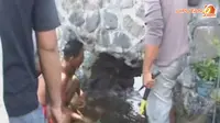 [VIDEO] Banjir Tak Kunjung Surut, Warga Demak Jebol Talud