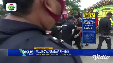 Tangis Wali Kota Surabaya, Tri Risma Harini pecah di tengah proses pemakaman anak buahnya Kepala Dinas Pengendalian Penduduk Pemberdayaan Perempuan dan Perlindungan Anak Kota Surabaya, Chandra Oratmangun di TPU Keputih Sukolilo.