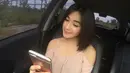 Bripda Muthia saat menggunakan telpon selularnya di dalam sebuah mobil. Belakangan ini pengguna media sosial dibuat heboh atas kemunculan Bripda Muthia, Polwan cantik yang pernah berdinas di Paminal Polres Bogor. (Istimewa)