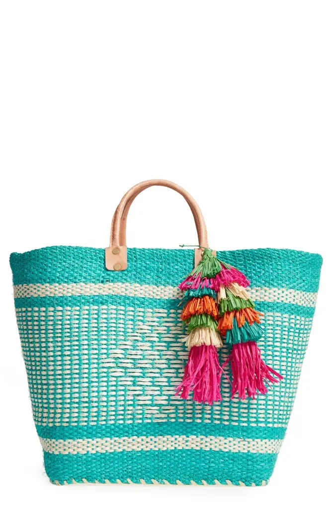 Trend straw tote bag untuk membuat penampilan menarik. (Image: visionsofvogue.com)
