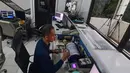 Petugas mengamati aktivitas Gunung Anak Krakatau melalui  alat seismograf  di Pos Pemantau Gunung Anak Krakatau di Pasauran, Kabupaten Serang, Banten, Minggu, 6 September 2026. (KLY/Arie Basuki)