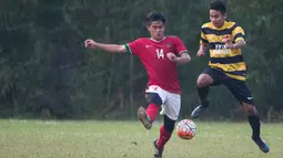 Bek Indonesia U-19, Jujun Saepuloh, berusaha merebut bola dari pemain PPLM pada laga ujicoba di Lapangan NYTC Sawangan, Depok, Jawa Barat, Jumat (5/8/2016). Indonesia U-19 menang 3-0 atas PPLM. (Bola.com/Vitalis Yogi Trisna)