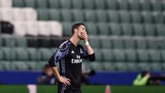Bintang Real Madrid, Cristiano Ronaldo terlihat kecewa usai bermain imbang melawan Legia Warszawa pada laga grup F Liga Champions di Stadion Polish Army, Warsawa, Polandia (2/11/2016). (AFP/Odd Andersen)