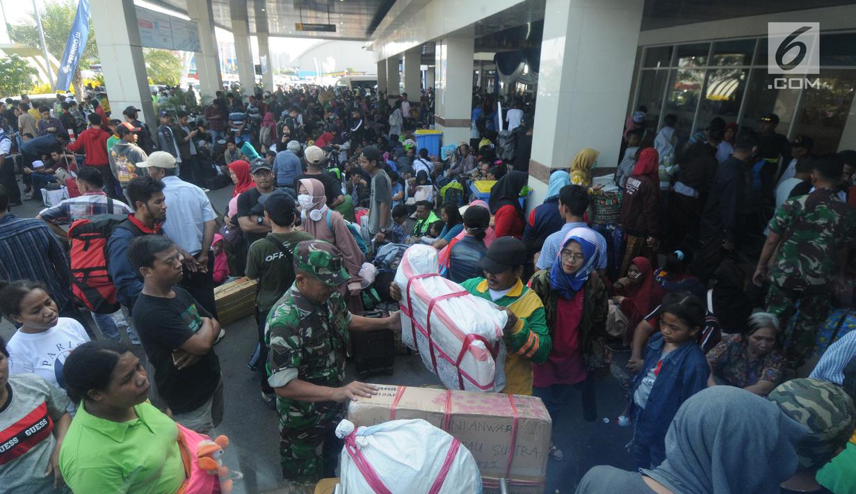 Ratusan penumpang menumpuk menunggu kedatangan kapal laut yang akan keluar Jawa Timur di Dermaga Gapura Surya Nusantara, Pelabuhan Tanjung Perak, Surabaya, Jawa Timur, Kamis (30/5/2019). PT Pelindo III memprediksi puncak arus mudik keluar Jawa Timur tgl 1 Juni 2019. (merdeka.com/Dwi Narwoko)