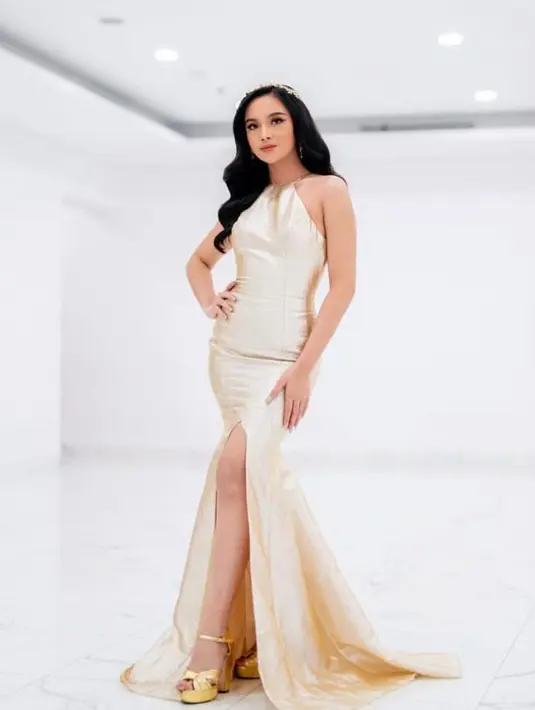 Kenakan dress bodycon dengan detail high slit untuk berikan kesan sexy. @lyodraofficial.