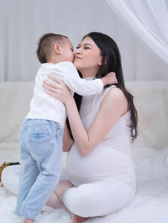 "Mas Svarga lagi dikasitau momma..”nanti kalo jadi Mas buat adeknya..yg pinter ya nak..jagain adeknya, jagain momma dan poppa” 😂😄" tulisnya sebagai keterangan foto anaknya. (Instagram/donitabhubiy)