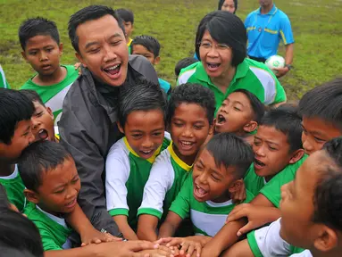 Menpora Imam Nahrawi bersama sejumlah anak melakukan tos saat menghadiri Milo Football Championship di Jakarta, Sabtu (18/2). Sebanyak 8000 siswa SD mengikuti acara ini. (Liputan6.com/Angga Yuniar)