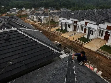 Pekerja menyelesaikan pembangunan rumah bersubsidi di Ciseeng, Bogor, Jawa Barat, Rabu (16/2/2021). PT Bank Tabungan Negara (Persero) Tbk. meyakini tahun ini menjadi tahun pemulihan bagi sektor properti khususnya rumah tapak. (Liputan6.com/Johan Tallo)