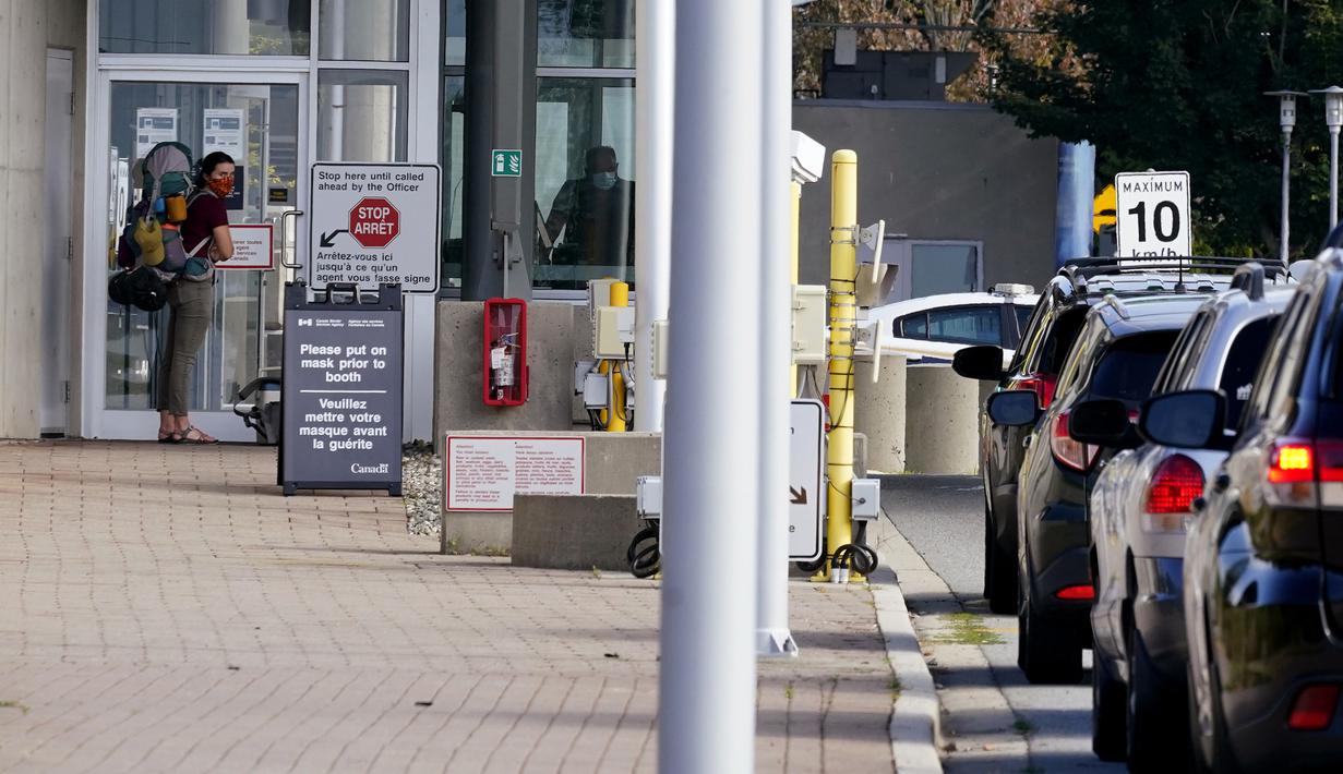 <p>Seorang pejalan kaki menunggu untuk memasuki Kanada di perbatasan Peace Arch, Blaine, Washington, Amerika Serikat, Senin (9/8/2021). Kanada mencabut larangan terhadap warga AS yang melintasi perbatasan untuk berbelanja, berlibur, atau berkunjung ke negaranya. (AP Photo/Elaine Thompson)</p>