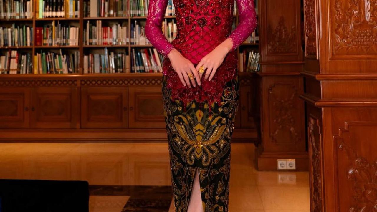 7 Potret Cinta Laura Tampil Elegan dalam Kebaya Merah Muda di Hari Kartini
