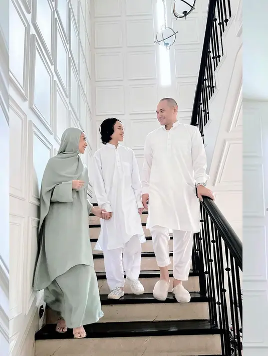 Bunga Citra Lestari terlihat begitu modis dalam balutan baju kurung bernuansa hijau sage yang kalem. [@itsmebcl]