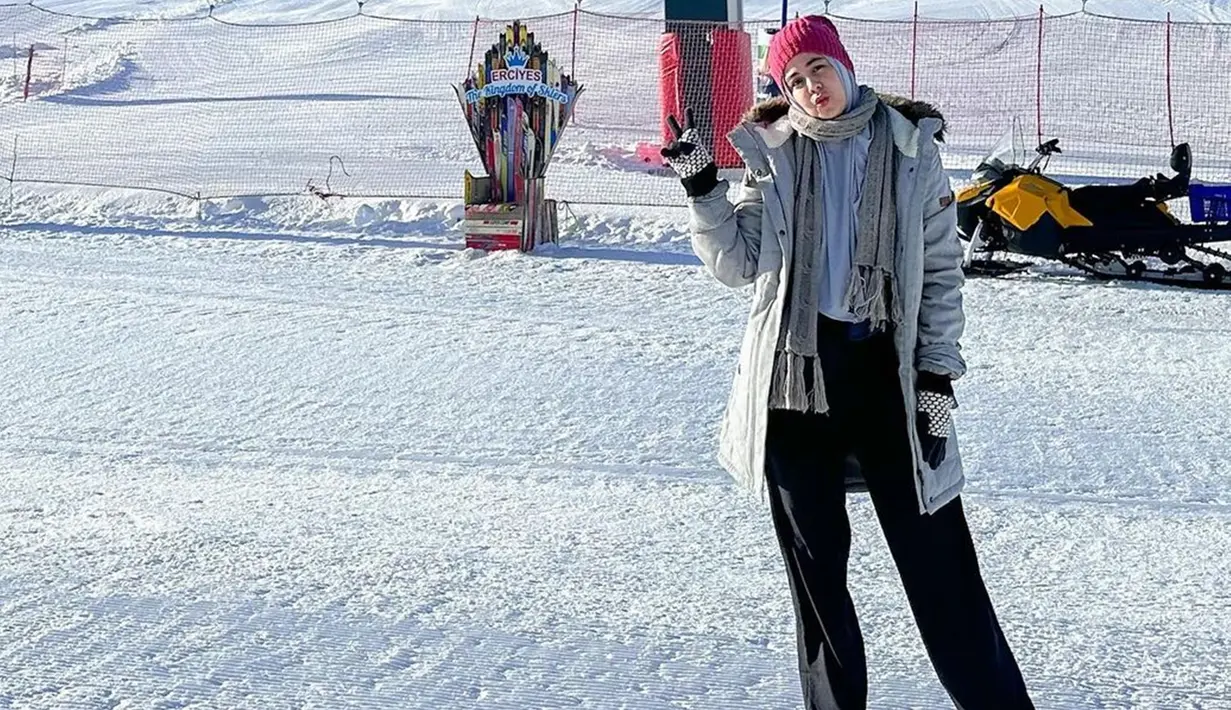 Saat mengunjungi Mount Erciyes, Risty tampil dengan mengenakan kerudung panjang yang dipadukan dengan coat musim dingin, lengkap dengan hat scarf dan syal. Penampilannya cocok untuk dijadikan inspirasi outfit winter. Dia tampak penuh senyum dan begitu menikmati momen saat berpose di hamparan salju. (Liputan6.com/IG/@ristytagor)