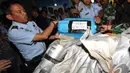 Panglima Komando Operasi I TNI AU Marsekal Muda Dwi Putranto memberikan keterangan terkait penemuan barang yang diduga milik penumpang pesawat AirAsia QZ8501, Pangkalan Bun, Kalteng, Selasa (30/12/2014). (Liputan6.com/Miftahul Hayat)