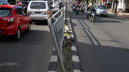 Salah satu ruas pembatas jalan Prof. DR. Soepomo terlihat miring, Jakarta, Jumat (22/2). Kondisi pagar pembatas jalan di jalan Prof. DR. Soepomo mengalami kerusakan di beberapa titik. (Liputan6.com/Helmi Fithriansyah)