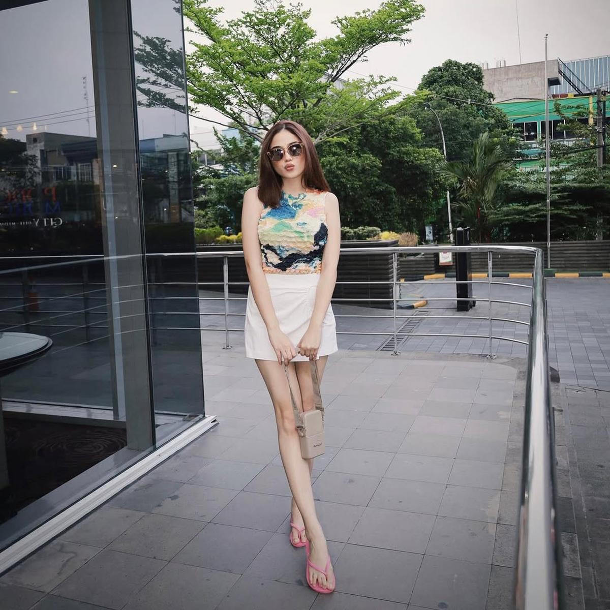 Cantik dan Stylish , Potret Outfit Syifa Hadju dengan Gaya Casual di Berbagai Momen Santai