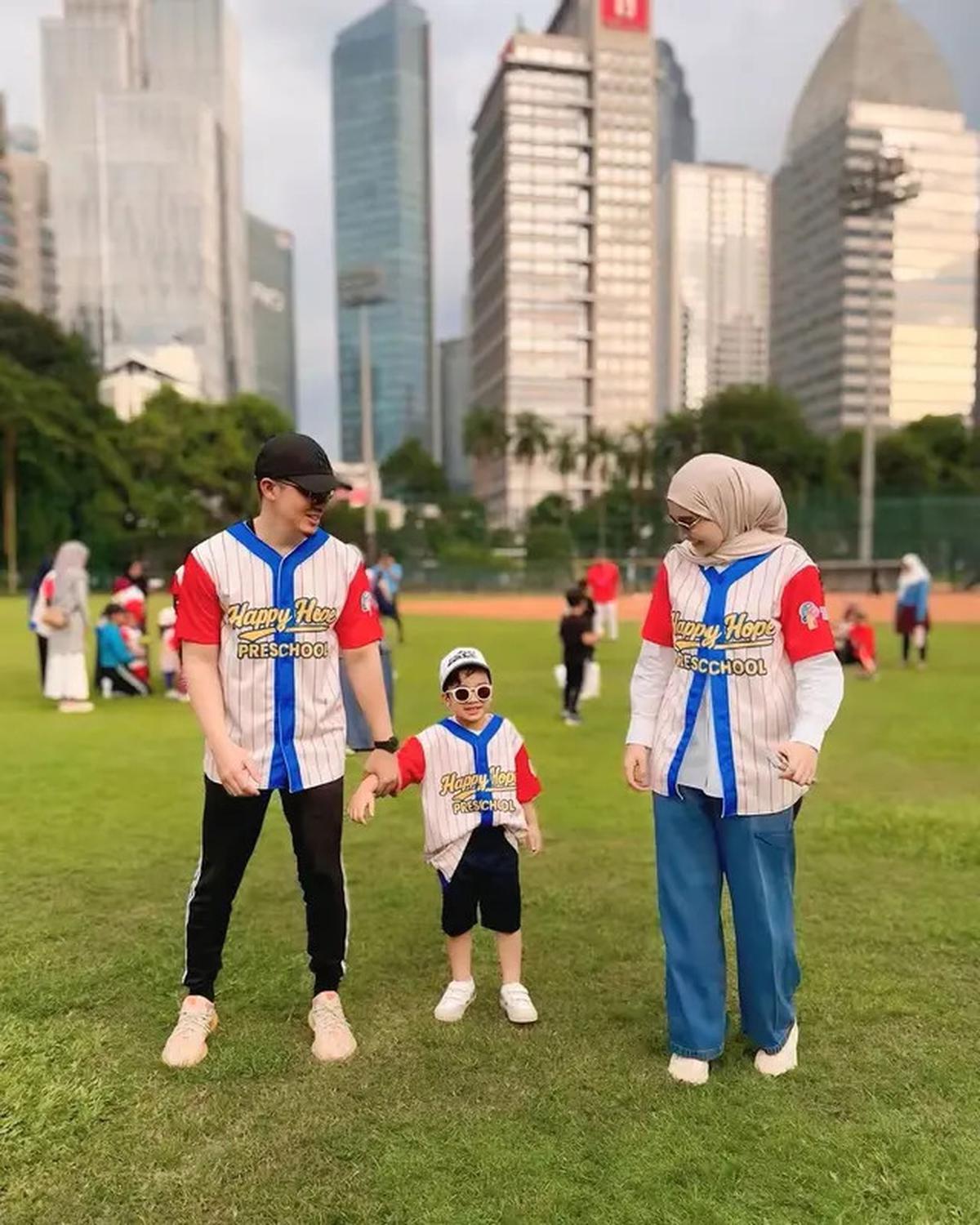 Hamil Anak Kedua, Ini 6 Potret Zaskia Sungkar dan Irwansyah Pakai Baju Couple