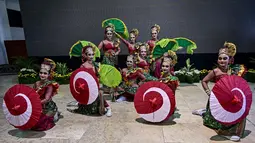 Para penari menampilkan tarian Yosakoi saat kegiatan Festival Remo-Yosakoi di Surabay, Minggu, 12 Juli 2026. (AFP/ Juni Kriswanto)