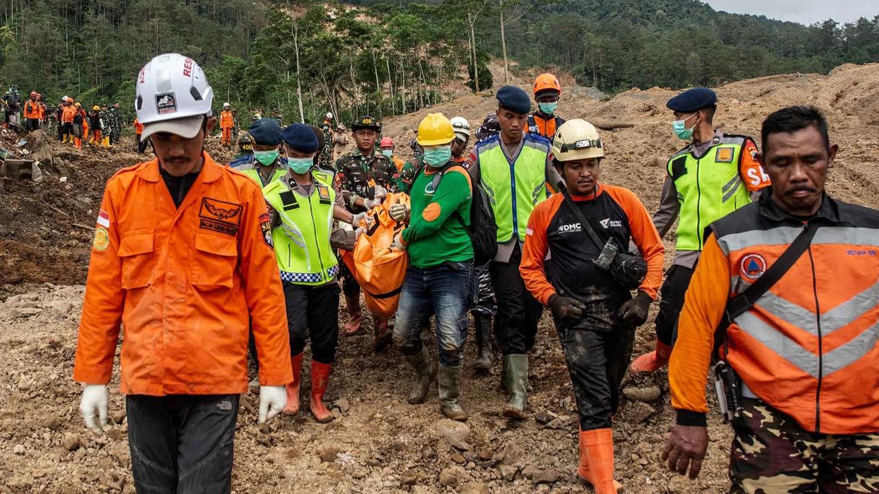 FOTO: Operasi Pencarian Korban Longsor Banjarnegara Kembali Dilanjutkan, Satu Jenazah Berhasil Dievakuasi