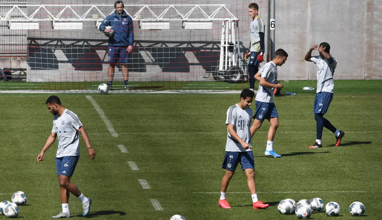 Para pemain Bayern Munchen menghadiri sesi latihan di fasilitas pelatihan FC Bayern München, di Munich, Senin (6/4/2020). Bayern Munchen menggelar latihan secara tertutup meskipun Jerman masih memberlakukan status lockdown atau karantina wilayah akibat mewabahnya virus corona. (Christof STACHE/AFP)