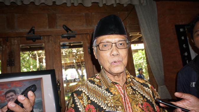 Salah satu paman Presiden Jokowi, Miyono usai mengikuti bedah buku di Omah SInten Solo, Rabu (19/12).(Liputan6.com/Fajar Abrori)