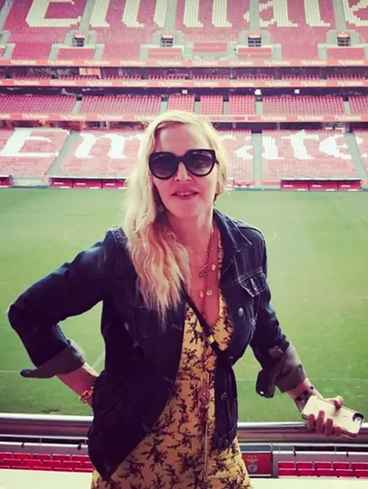 “Semangat positif di Portugis membuatku memiliki banyak inspirasi. Aku merasa lebih hidup dan kreatif di sini,” tulis Madonna seperti yang dilansir dar FoxNews beberapa waktu lalu. (Instagram/Madonna)