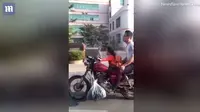 Bahaya, Bocah 4 tahun Bonceng Ayah Tanpa Kenakan Helm