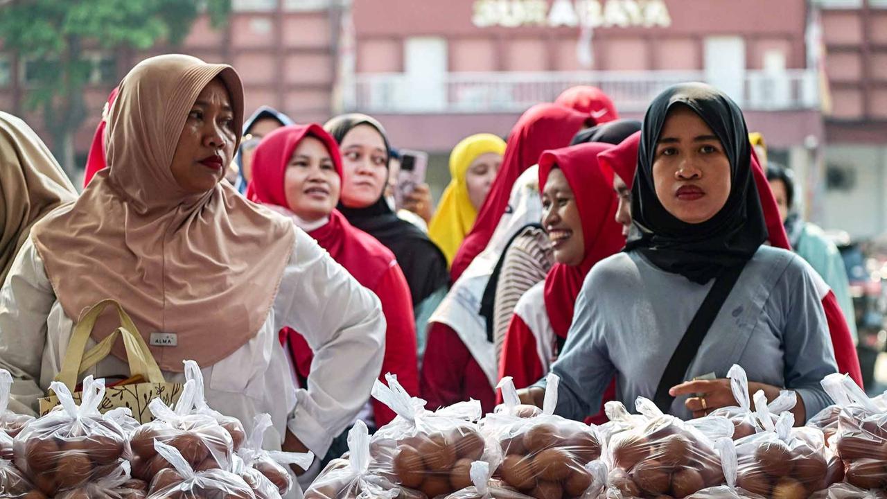 FOTO: Antrean Panjang di Surabaya, 10 Ton Beras Murah Ludes Diserbu Warga