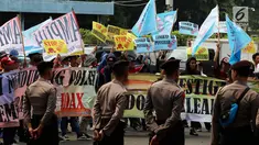 Petugas berjaga saat massa dari GEMA HOAX menggelar aksi di depan Mabes Polri, Jakarta, Rabu (17/10). Mereka menuntut dan mendesak Kapolri mengusut tuntas pelaku penyebar hoax investigasi Indonesialeaks dan Stop Hoax. (Liputan6.com/Johan Tallo)