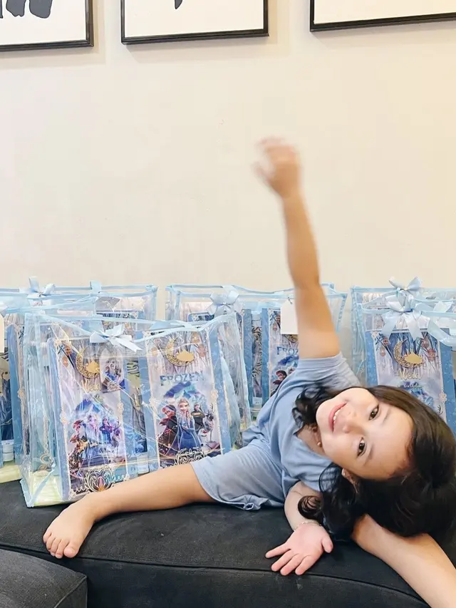 Potret Aleia anak Aryani Fitriana yang disebut seperti boneka hidup