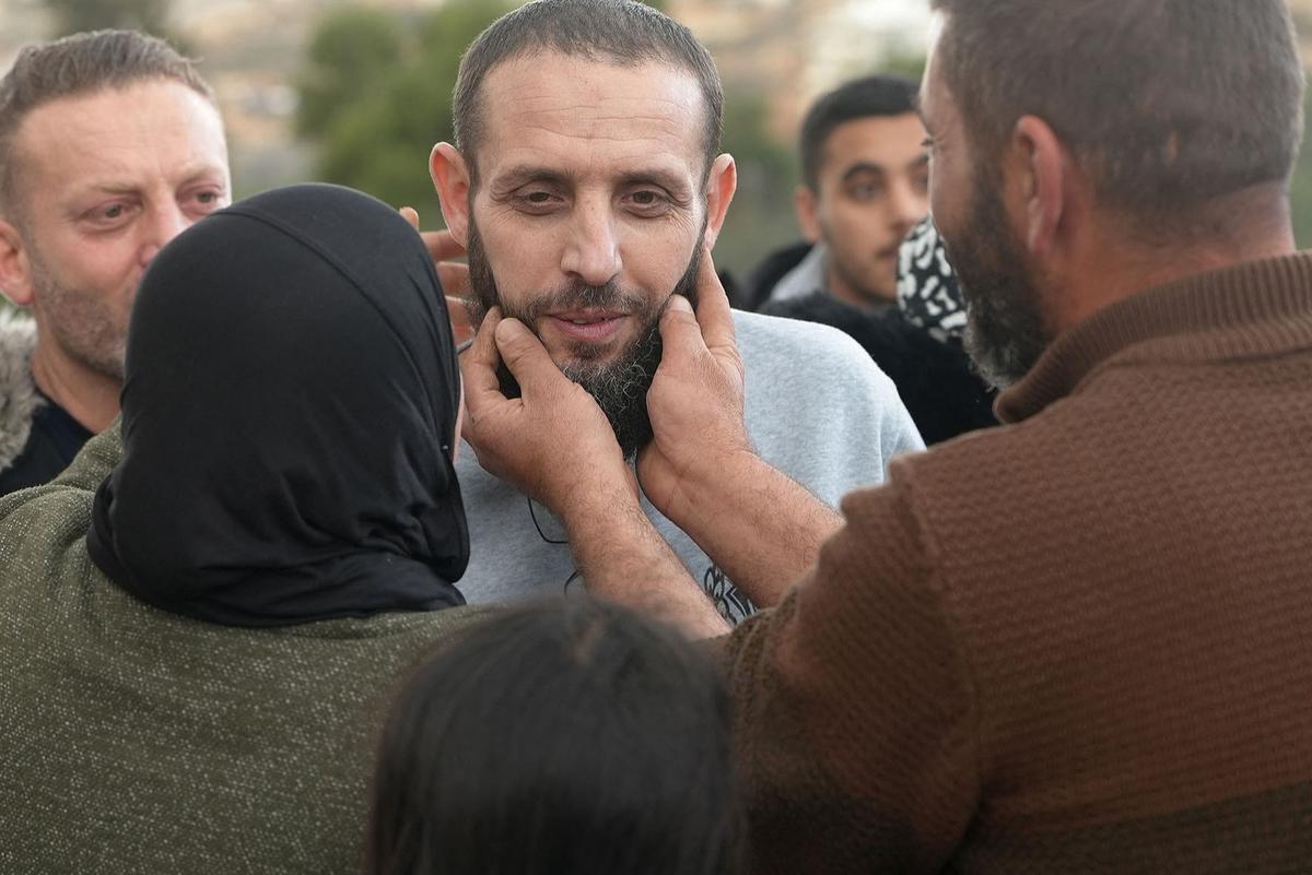 Tangis Haru Pertukaran Sandera Palestina-Israel