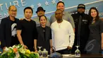 Sejumlah artis pendukung In Between Days menghadiri konferensi pers di Hotel Sultan, Jakarta, Jumat (10/4/2015). (Liputan6.com/Faisal R Syam)