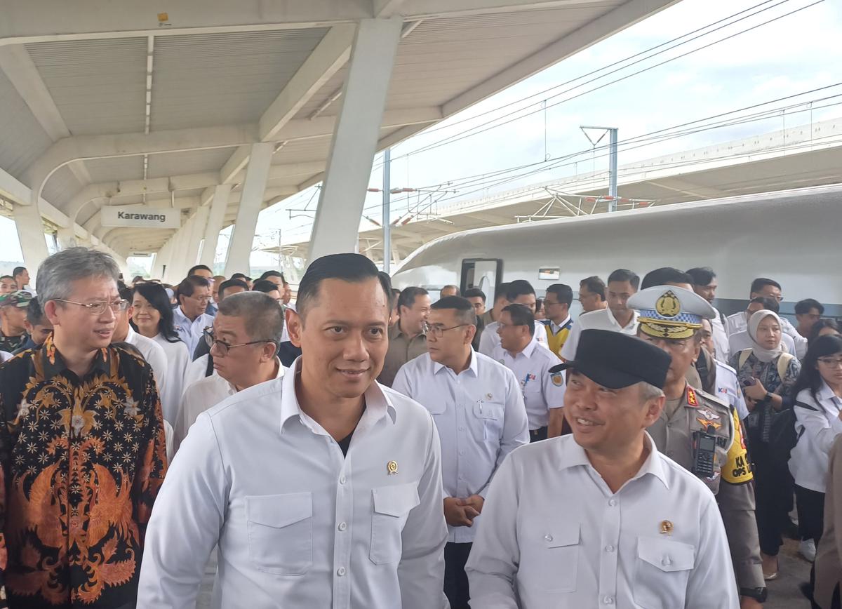 Persemian stasiun kereta cepat Whoosh di Karawang
