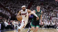 Pemain Miami Heat Gabe Vincent menerobos pertahanan Boston Celtics pada play-off NBA (AFP)