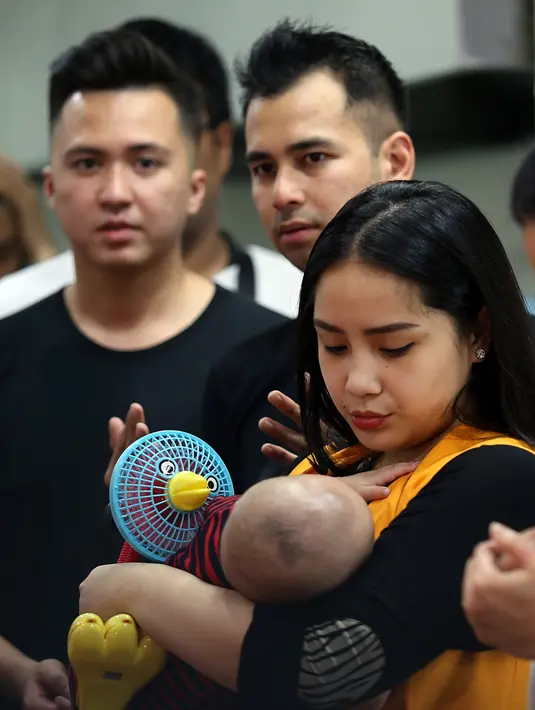 "Seumuran dia udah bisa gigit-gigit, belum bisa jalan," ujar Nagita Slavina. Baik dirinya maupun sang suami, Raffi Ahmad selalu memberikan yang terbaik untuk tumbuh kembang si kecil Rafathar Malik Ahmad. (Deki Prayoga/Bintang.com)