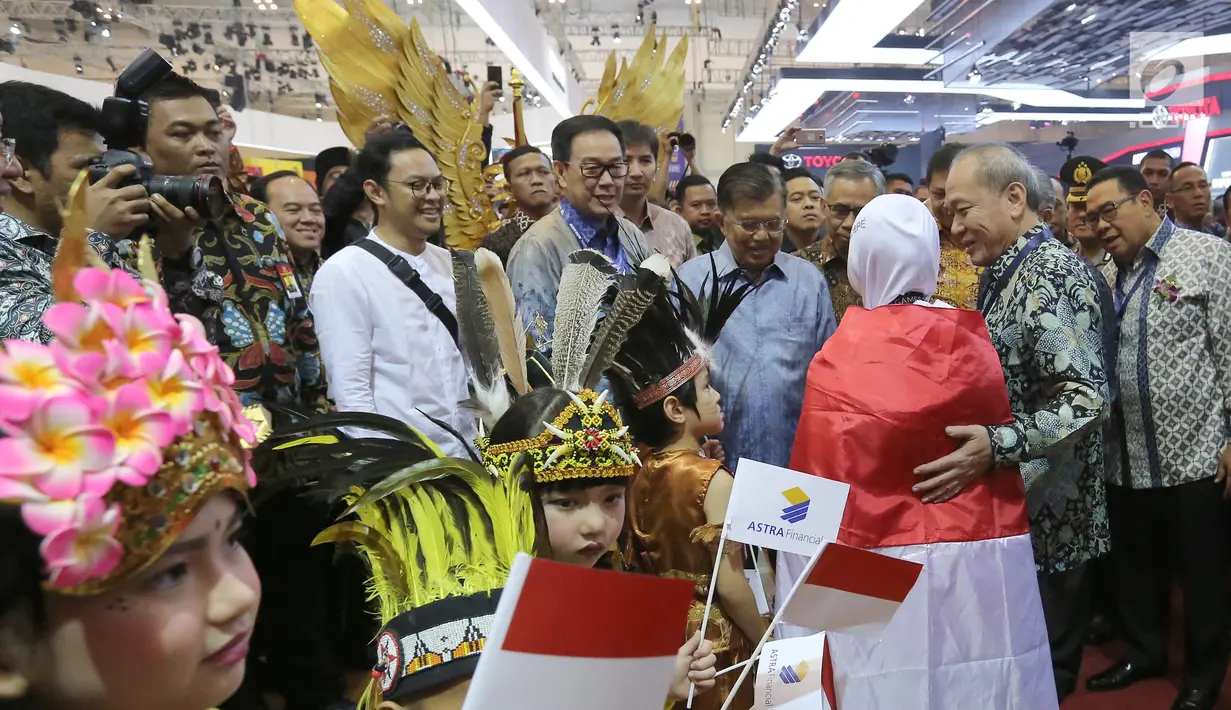 Wakil Presiden Jusuf Kalla  didampingi Presdir Astra International Prijono Sugiarto dan DIC Astra Financial, Suparno Djasmin berbincang dengan anak-anak usai membuka pameran Gaikindo Indonesia Internasional Auto Show (GIIAS) 2019 di ICE BSD, Tangerang, Kamis (18/7/2019). (Liputan6.com/Fery Pradolo)