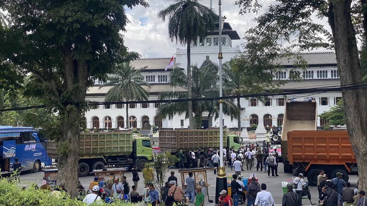 Truk tronton kepung gedung Sate Bandung. (Liputan6.com/Dikdik Ripaldi)
