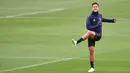 Pemain Juventus, Paulo Dybala, melakukan pemanasan saat latihan di Turin, Senin (2/10/2018). Latihan ini merupakan persiapan jelang laga Liga Champions melawan Young Boys. (AFP/Marco Bertorello)