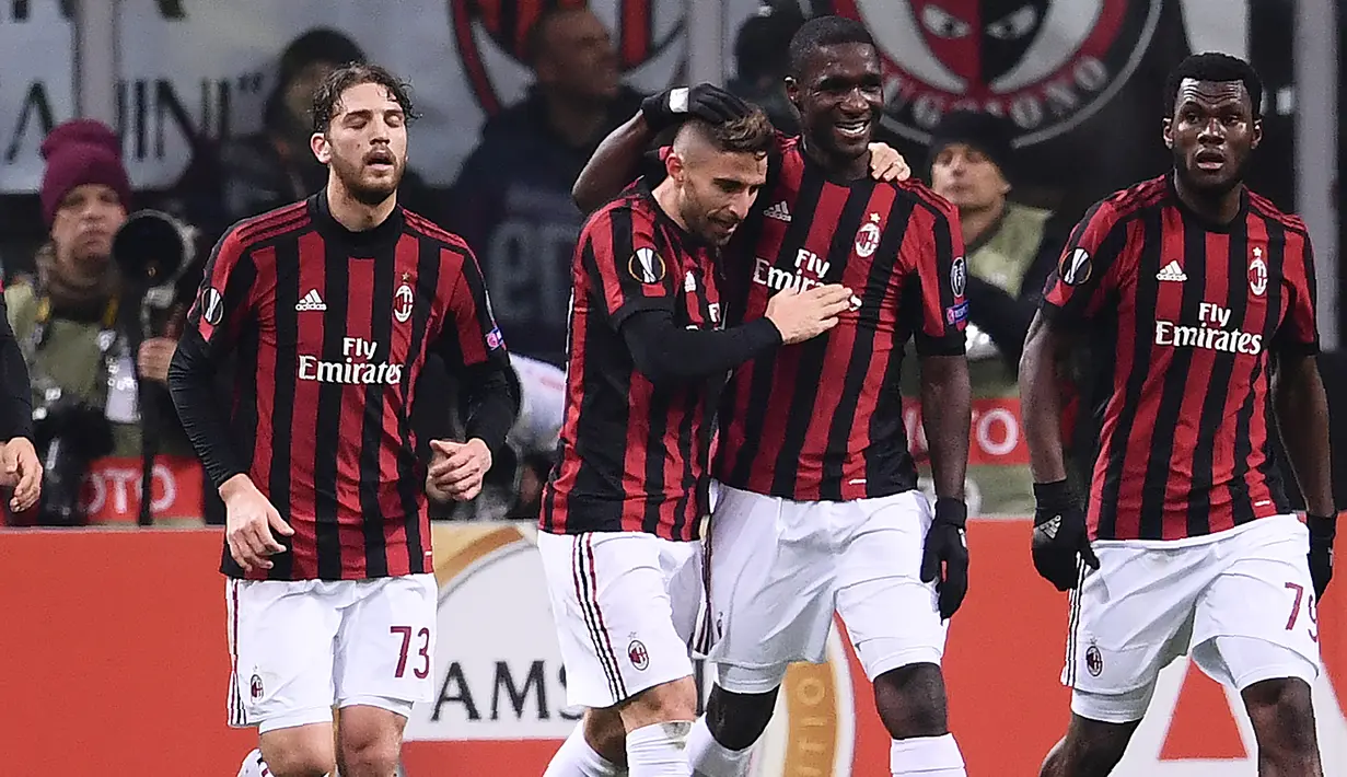 Pemain AC Milan Fabio Borini (kedua kiri) bersama timnya merayakan gol ke gawang Ludogorets Razgrad pada leg kedua babak 32 besar Liga Europa di San Siro, Milan, Kamis (22/2). Milan menang tipis 1-0 sehingga lolos ke babak 16 besar. (MARCO BERTORELLO/AFP)