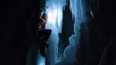 Pemandangan saat anggota tim Arnica, Pierre mendaki tebing es saat sesi latihan malam hari di dekat La Lecherette, Hongrin, Kota Vaud, Swiss, Rabu (14/2). Pierre mendaki di bawah malam yang penuh bintang. (Anthony Anex/Keystone via AP)