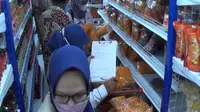 makanan dan kosmetik yang ditemukan oleh petugas saat ini kami kumpulkan dan dikembalikan kepada pihak menejerial toko. Petugaspun mencatat dan akan memberikan surat kepada Dinas terkiat.