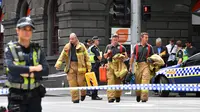 Petugas penyelamat didatangkan ke lokasi dimana sebuah mobil menghantam para pejalan kaki di pusat kota Melbourne, Australia, Jumat (20/1). Kepolisian Victoria menyatakan insiden ini tidak terkait terorisme. (AP Photo/Andrew Brownbill)