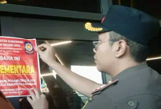 Selain dugaan aktivitas LGBT yang viral di medsos, petugas juga menemukan penjualan minuman beralkohol tanpa izin resmi. (Foto; Antara)