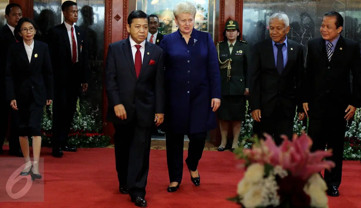 Presiden Lithuania, Dalia Grybauskaitė disambut Ketua DPR Setya Novanto saat mengunjungi Gedung MPR/DPR RI, Rabu (17/5). Kunjungan Presiden Lithuania memiliki arti penting bagi penguatan hubungan bilateral Indonesia - Lithuania. (Liputan6.com/Johan Tallo)