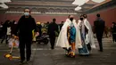 Wanita dengan pakaian tradisional berdiri di pintu masuk ke Kota Terlarang pada hari kedua Tahun Baru Imlek di pintu keluar Kota Terlarang di Beijing (13/2/2021). Tahun Baru Imlek menandai Tahun Sapi pada 12 Februari. (AFP Photo/Noel Celis)