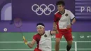 <p>Pemain ganda putri Indonesia, Apriyani Rahayu (depan) berusaha mengembalikan bola drive saat menghadapi wakil China, Chen Qingchen/Jia Yifan pada laga kedua Grup A nomor ganda putri cabor bulu tangkis Olimpiade Paris 2024 di Porte de la Chapelle Arena, Prancis, Minggu (28/7/2024). (AP Photo/Kin Cheung)</p>