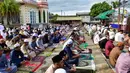 Umat Muslim Thailand memanjatkan doa pada awal perayaan Idul Fitri di provinsi Narathiwat, Thailand selatan, pada 10 April 2024. (Madaree TOHLALA/AFP)