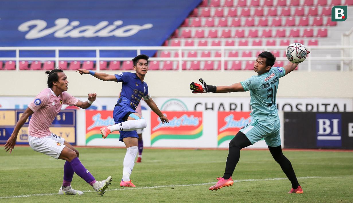 Pemain PSIS Semarang, Septian David Maulana mencetak gol kedua timnya saat laga pekan ketujuh BRI Liga 1 2021/2022 antara PSIS Semarang melawan Persik Kediri di Stadion Manahan, Solo, Jumat (15/10/2021). (Bola.com/Bagaskara Lazuardi)