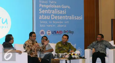 Menteri Pendidikan dan Kebudayaan, Anies Baswedan (kedua kiri) memberikan pandangan diskusi bersama tiga Kepala Daerah di Jakarta, Selasa (22/12/2015). Diskusi membahas Pengelolaan Guru, Sentralisasi atau Desentralisasi. (Liputan6.com/Helmi Fithriansyah)